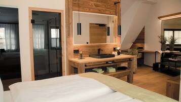 Suite panorámica, vistas a la ciudad | Minibar, escritorio, ropa de cama