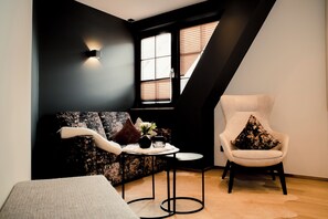 Junior Suite | Minibar, desk, bed sheets - Altstadt-Hotel (Freiberg)