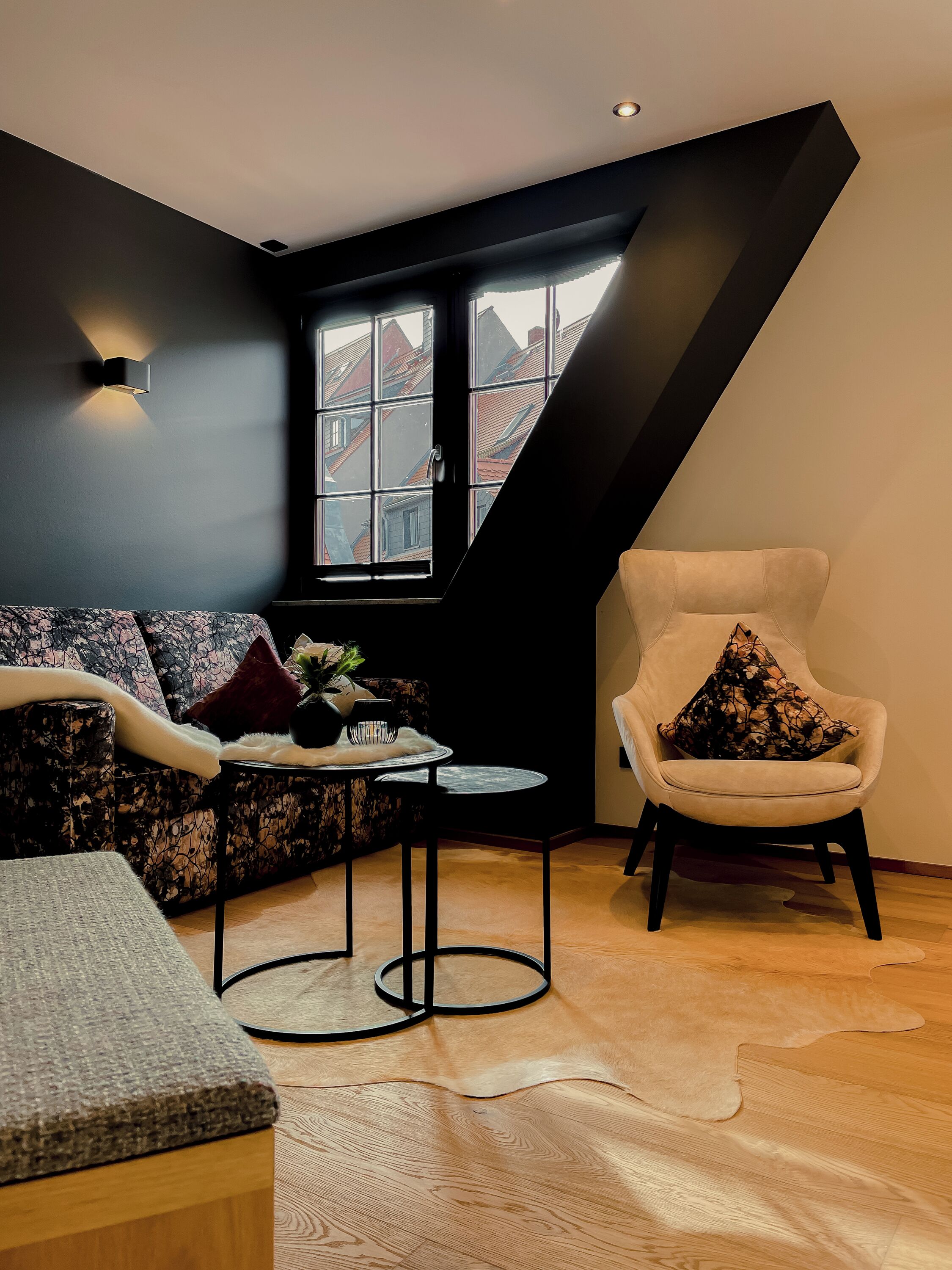 Junior Suite | Minibar, desk, bed sheets