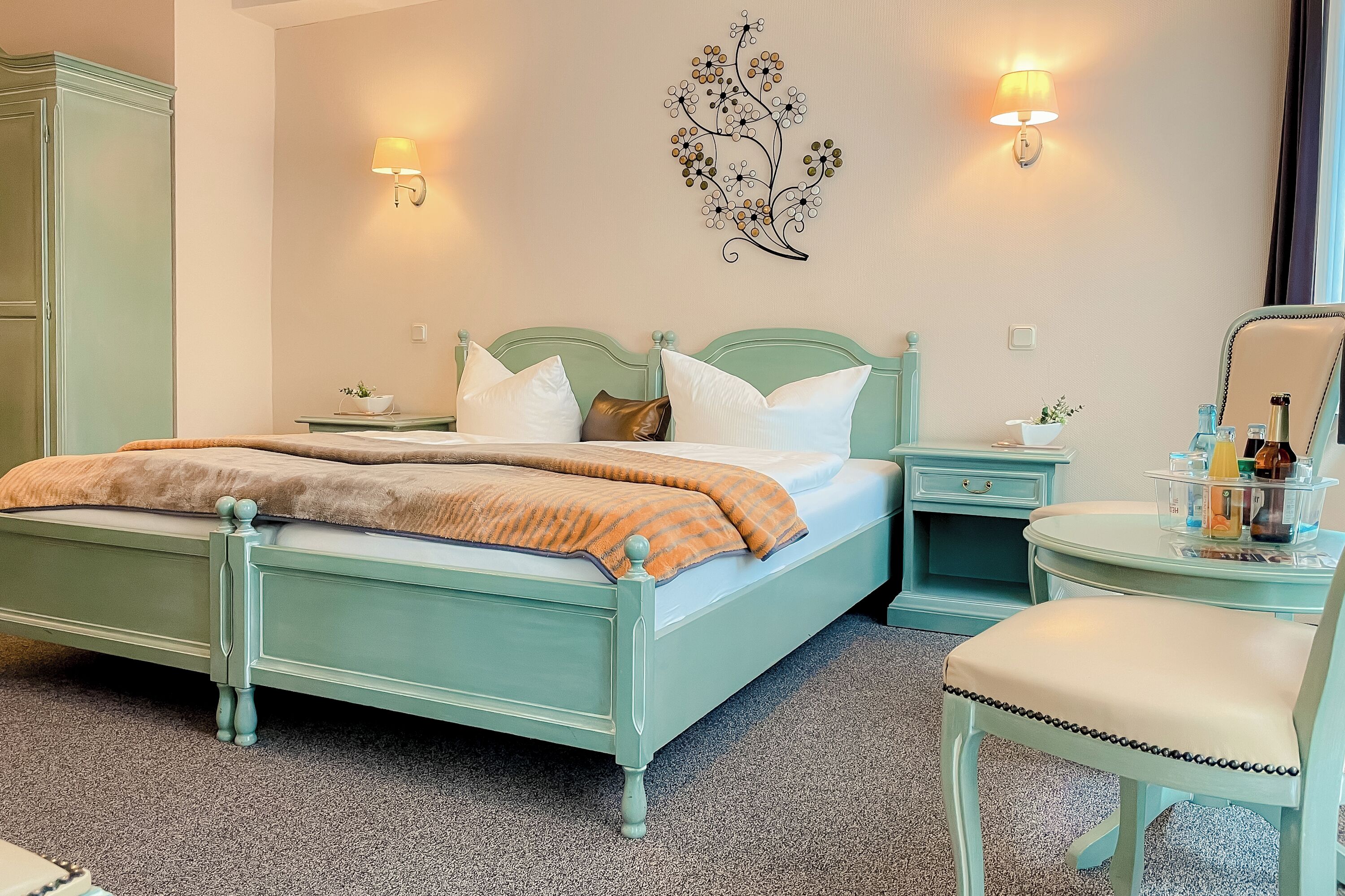 Triple Room | Minibar, desk, bed sheets