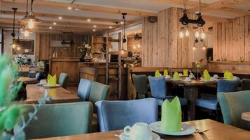 Café da manhã com buffet todos os dias (EUR 16 por pessoa)