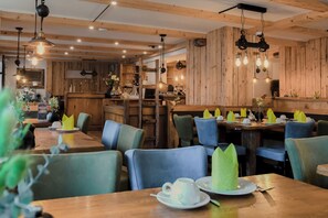 Daily buffet breakfast (EUR 16 per person) - Altstadt-Hotel (Freiberg)