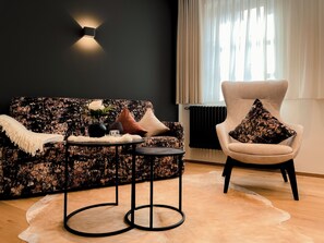 Junior Suite | Minibar, desk, bed sheets - Altstadt-Hotel (Freiberg)