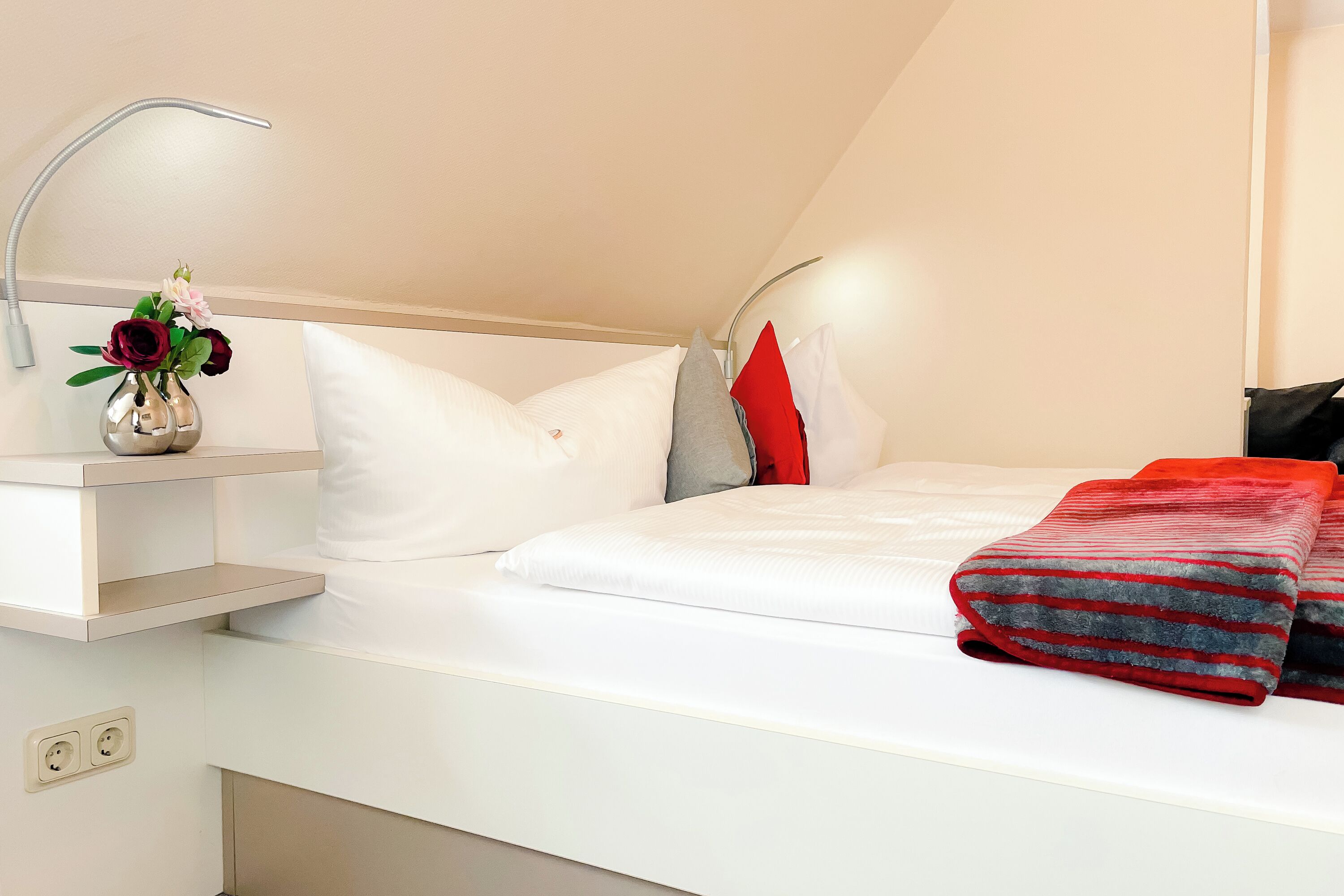 Comfort Double Room | Minibar, desk, bed sheets