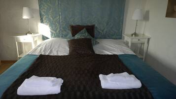 1 bedroom, individually decorated, individually furnished, desk