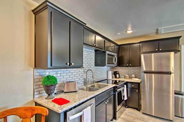 Fridge, microwave, stovetop, dishwasher