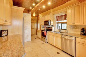 Fridge, microwave, stovetop, dishwasher - Lakefront Home w/ Game Room, Kayaks, & Fire Pit (Lake Placid)