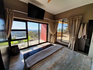 Rom – deluxe, 1 queensize-seng, balkong, fjellutsikt | Terrasse/patio