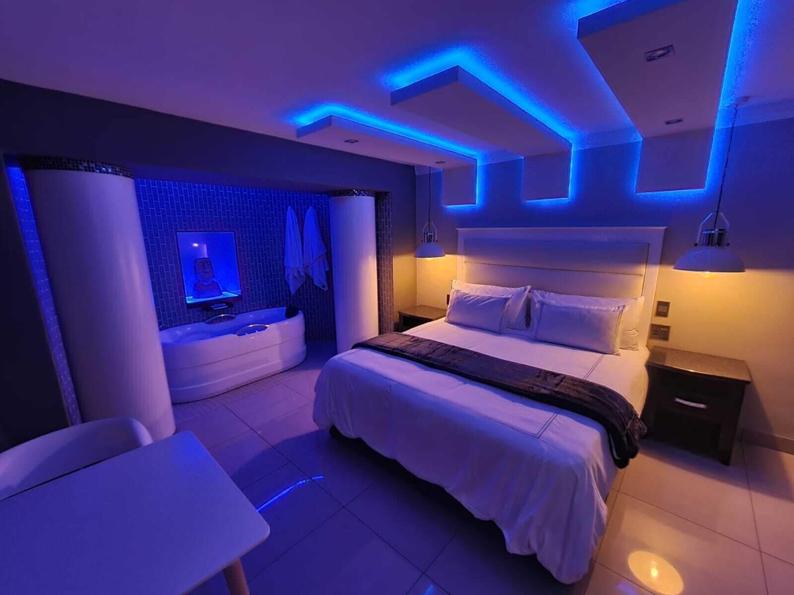 Pool Apartment WB5 (Spa Bath) | Egyptian cotton sheets, premium bedding, down comforters