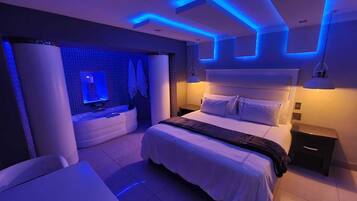 Pool Apartment WB5 (Spa Bath) | Egyptian cotton sheets, premium bedding, down comforters