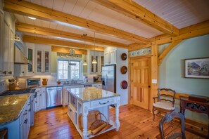 Kylskåp, mikrovågsugn, ugn och spishäll