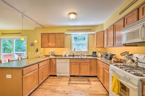 Fridge, microwave, stovetop, dishwasher