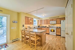 Fridge, microwave, stovetop, dishwasher - West Dover Home w/ Deck, Grill & EV Outlet (West Dover)