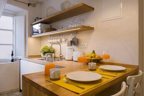 Réfrigérateur, micro-ondes, plaque de cuisson, lave-vaisselle