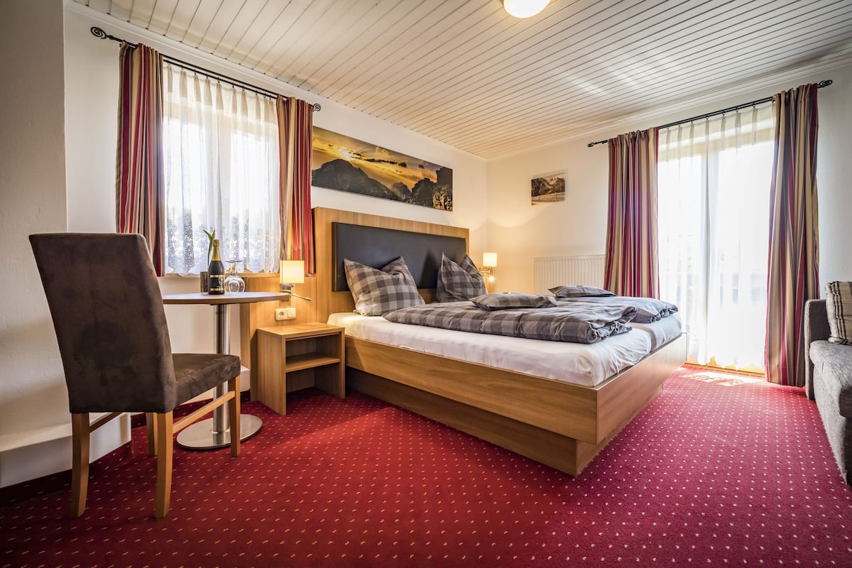 Comfort kamer, balkon (4) | Individueel gemeubileerd, een laptopwerkplek, verduisterende gordijnen