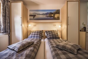 Comfort Room (1) | Individually furnished, laptop workspace, blackout curtains - Pension Gimpl (Siegsdorf)