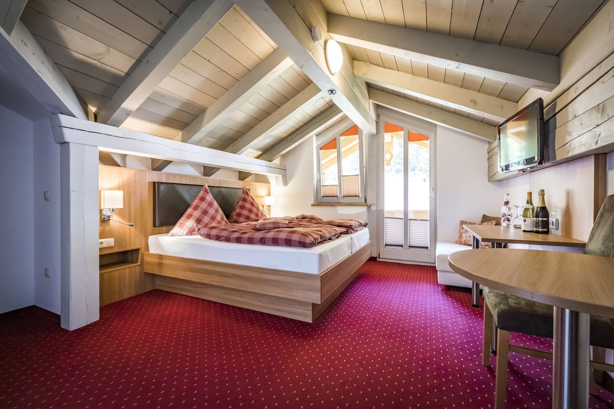 Comfort kamer, balkon (5) | Individueel gemeubileerd, een laptopwerkplek, verduisterende gordijnen
