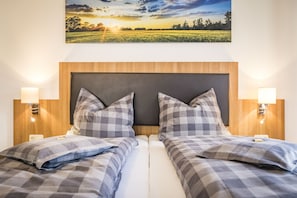 Habitació Comfort, balcó (3) | Mobiliari individual i espai de treball apte per a portàtils 