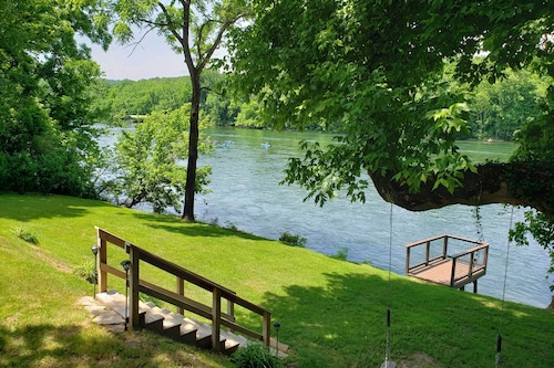 'Riverside Hide-A-Way' w/ Patio, BBQ, Fishing Pier