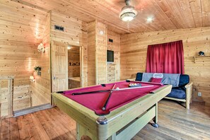 Games room - Cabin w/ Hot Tub & Deck ~ 7 Mi to Pigeon Forge! (Sevierville)