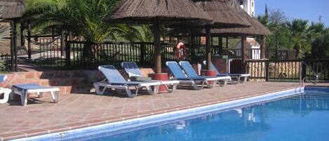 Una piscina al aire libre