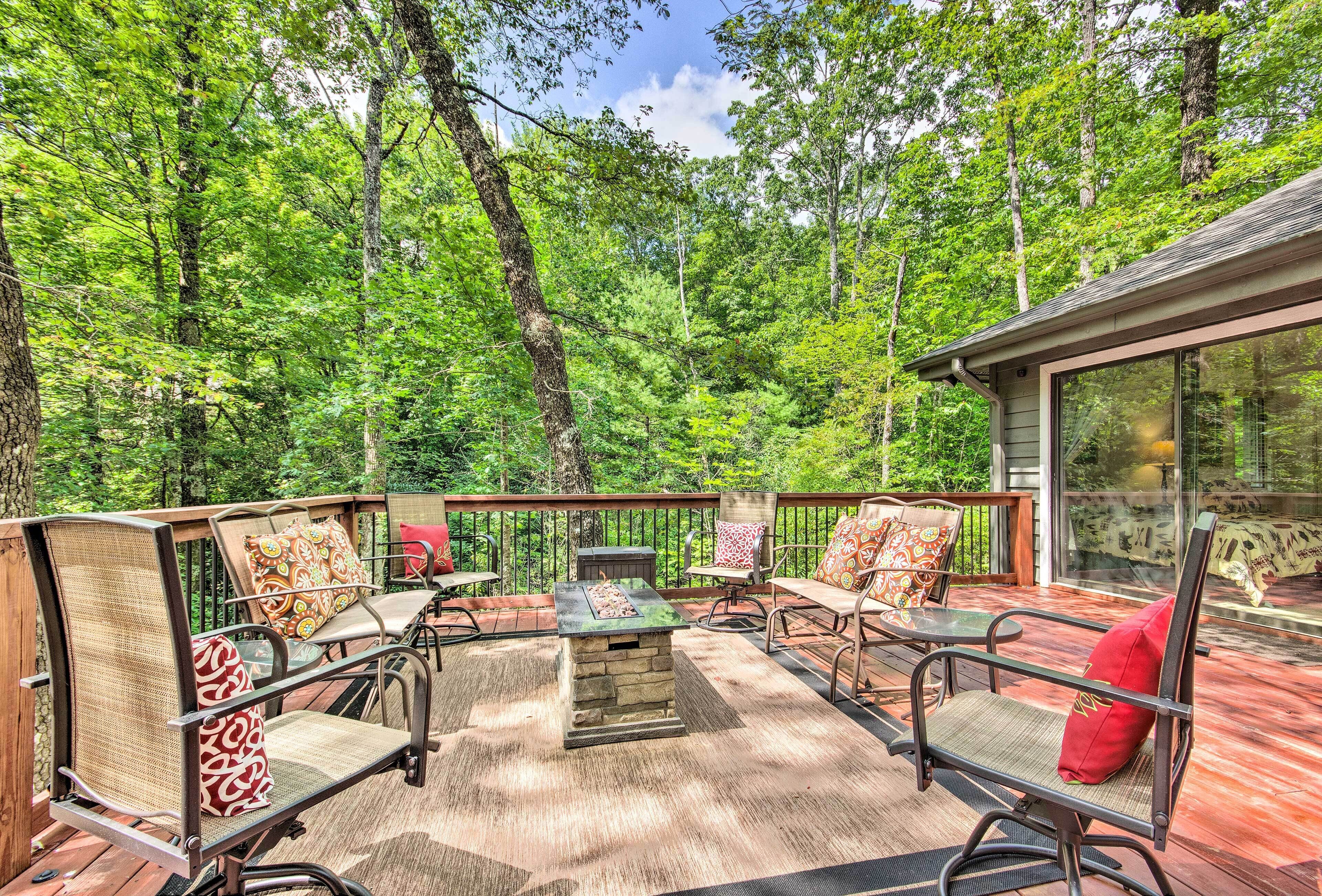 Lake Toxaway Cabin w/ Fire Pit - 1 Mi to Marina