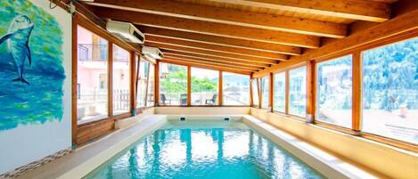 Una piscina techada, una piscina climatizada