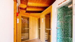 Una sauna con pareti in legno e pavimento piastrellato.