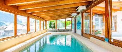 Una piscina techada, una piscina climatizada