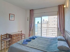 1 slaapkamer, een strijkplank/strijkijzer, wifi