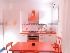 Fridge, oven, cookware/dishes/utensils, dining tables