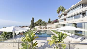 Piscina externa, funciona das 9h às 21h, guarda-sóis, espreguiçadeiras