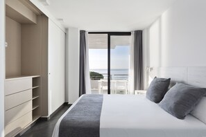 Leilighet – elite, 2 soverom, sjøutsikt, ved stranden | 2 soverom, dundyner, minibar (inkludert) og individuelt dekorert