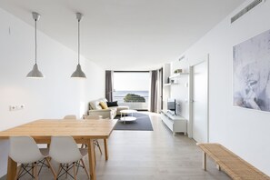 Leilighet – elite, 2 soverom, sjøutsikt, ved stranden | Eget kjøkken | Kjøleskap, ovn, kokeplater og espressomaskin