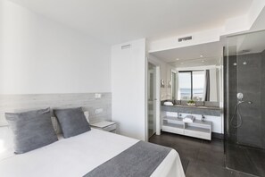 Apartamento familiar, 2 habitaciones, vistas al mar, frente al mar | 2 dormitorios, edredones de plumas, minibar con artículos gratuitos