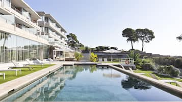 Utendørsbasseng, bassengparasoller og solsenger