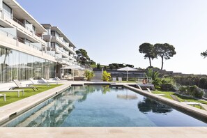 Piscine extérieure, parasols de plage, chaises longues