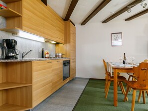 Kühlschrank, Ofen, Geschirrspüler, Kochgeschirr/Geschirr/Besteck