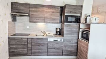 Réfrigérateur, micro-ondes, four, lave-vaisselle