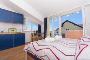 Appartement, balcon (A7) | Cuisine privée | Réfrigérateur, plaque de cuisson, cafetière/bouilloire