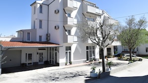 Front of property - Markom Apartmani (Kastela)