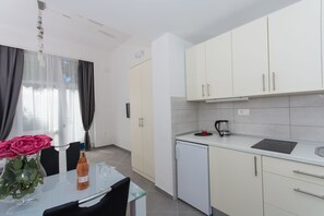 Apartment, Ground Floor (A12) | Private kitchen | Fridge, stovetop, coffee/tea maker, electric kettle - Markom Apartmani (Kastela)