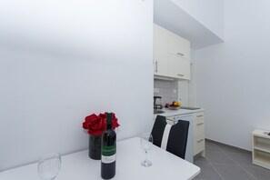 Refrigerador, placa de cocina, cafetera/tetera, tetera/pava eléctrica