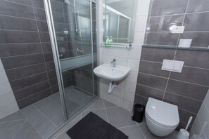 Apartment, Ground Floor (A11) | Bathroom | Shower, hair dryer, towels, soap