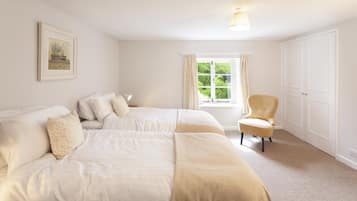 4 bedrooms, iron/ironing board, Internet, bed sheets