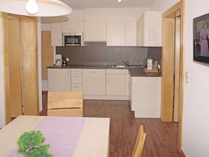 Kühlschrank, Mikrowelle, Geschirrspüler, Hochstuhl