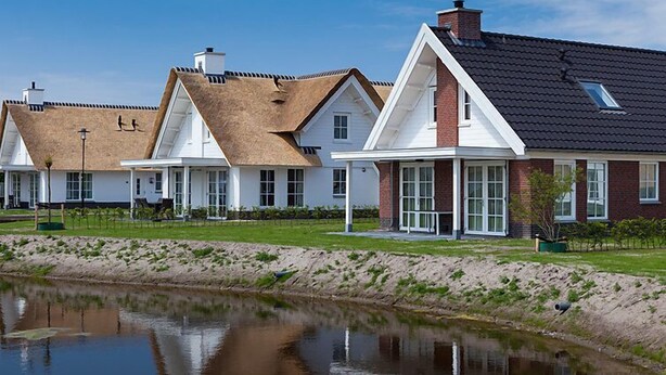 A row of modern houses with a pond in the foreground. - Vacation home Alk 8 by Interhome (Noordwijk)