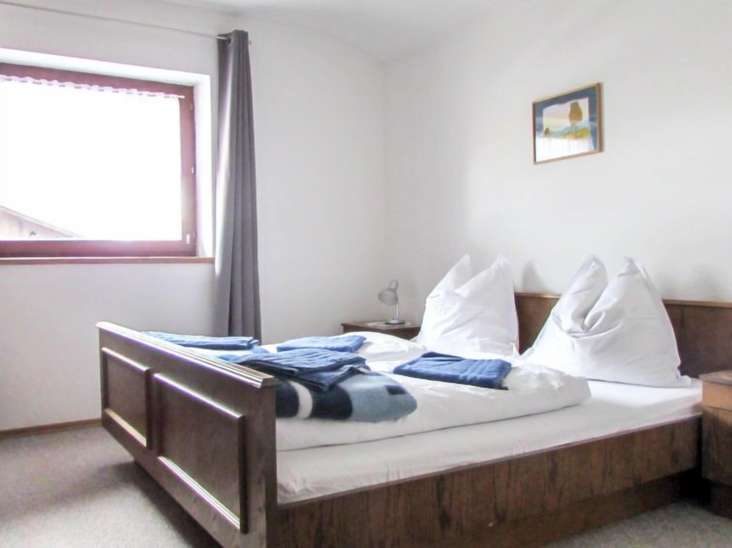 2 bedrooms, iron/ironing board, internet