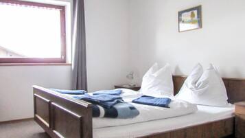 2 bedrooms, iron/ironing board, internet