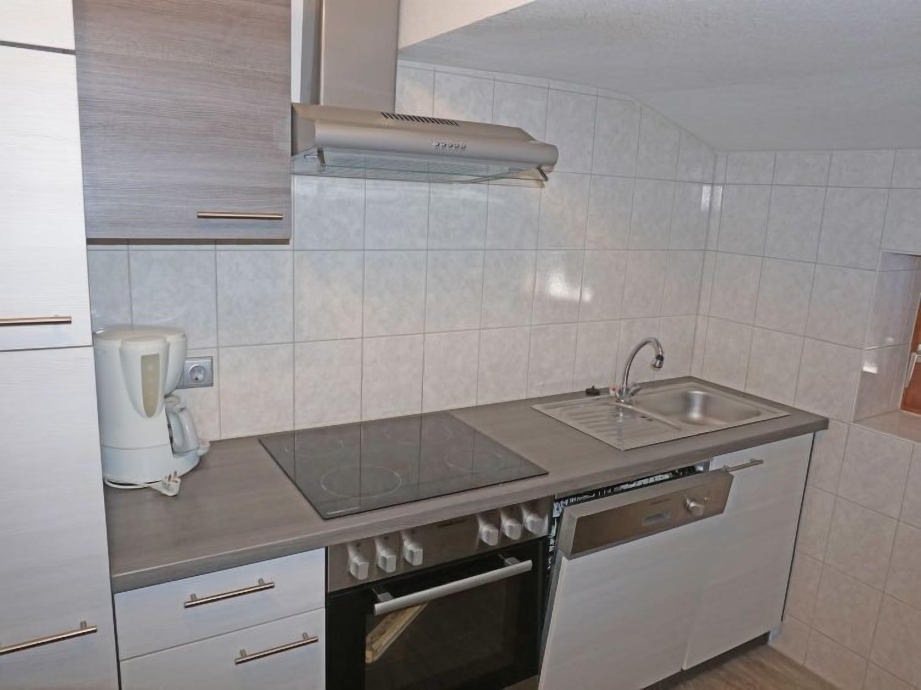 Kühlschrank, Mikrowelle, Ofen, Geschirrspüler